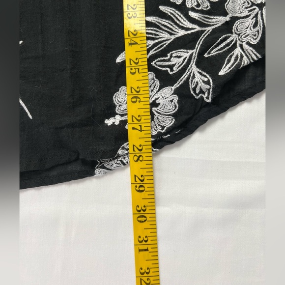 Alfred Dunner Women Summer In the City Embroidered Top - Picture 11 of 12